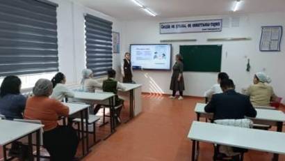 "Отбасындағы цифрлық тәрбие" тақырыбында ата-аналармен мазмұнды сабақ өткізілді